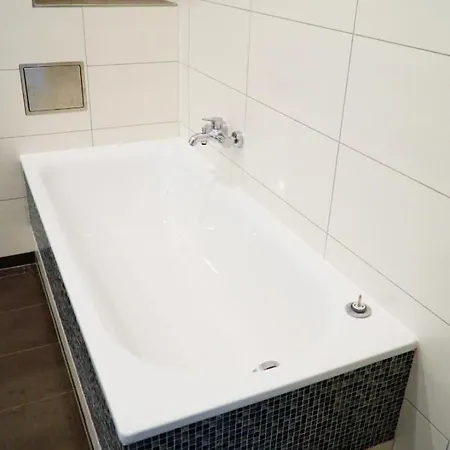 Grosszuegige Altbauwohnung In Bestlage *