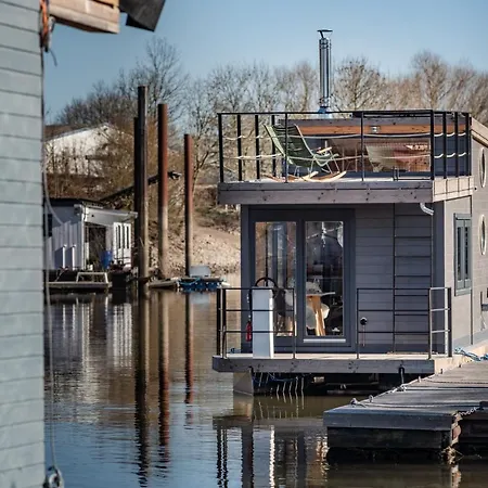 Wunderschoenes Hausboot Agathe *