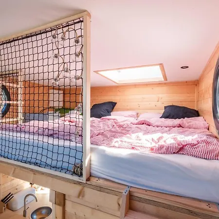 Wunderschoenes Hausboot Agathe Botel