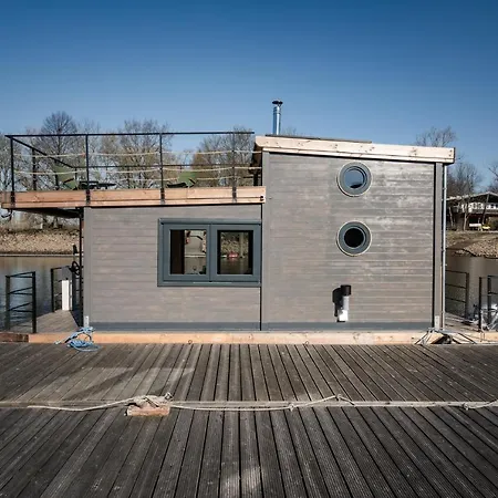 Wunderschoenes Hausboot Agathe Hamburg