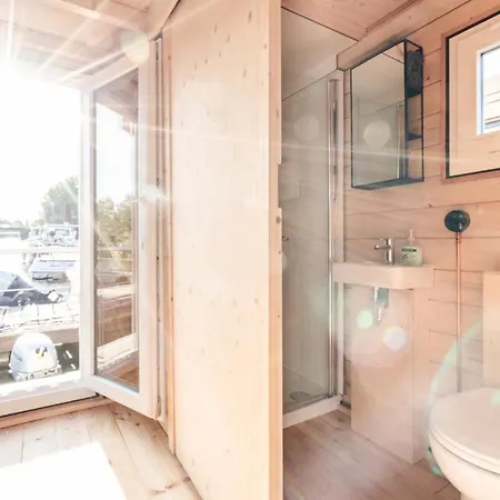 Tolles Tiny-hausboot Guenter Mit Dachterrasse Botel