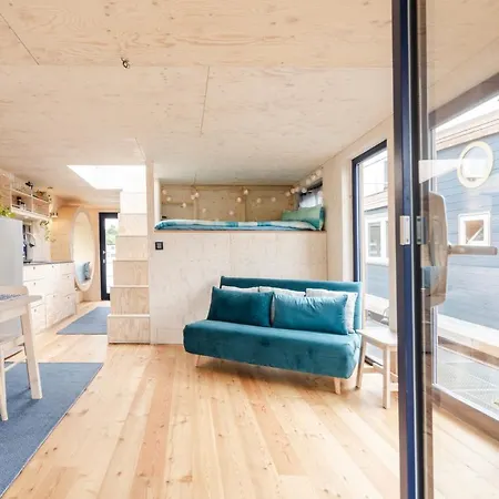 Hausboot Ahoi Hochwertiges Hausboote Mit Grosser Terrasse Und Kamin