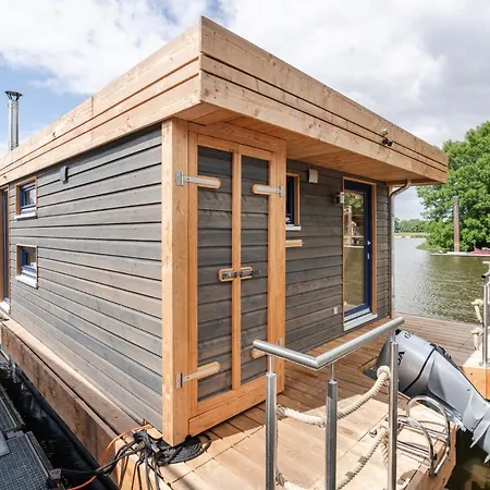 Hausboot Ahoi Hochwertiges Hausboote Mit Grosser Terrasse Und Kamin Botel Hamburg