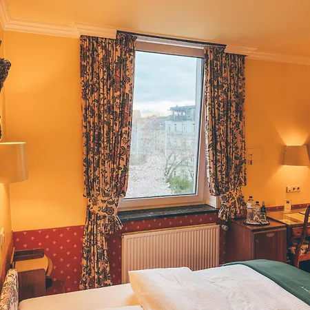 Mittelweg Hotel 3*