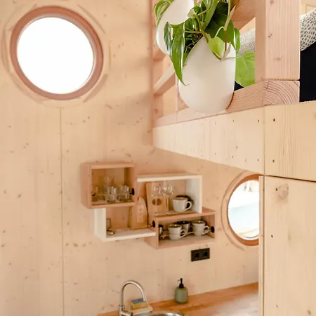 Tiny-hausboot Irene Mit Kamin Und Dachterrassenlounge Ботель