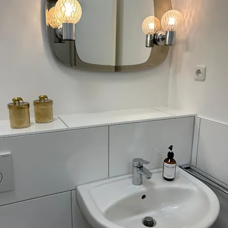 35 Qm Grosses Mit Eigenem Badezimmer In Den Elbvororten