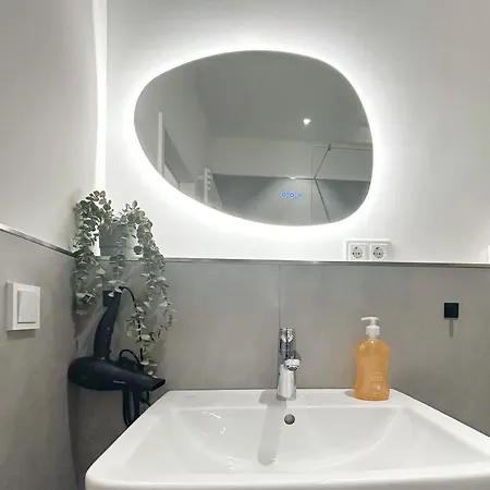 Apartamento Stylish Near Binnenalster For Up To 8 Guests *