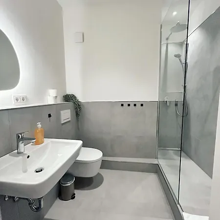 Apartamento Stylish Near Binnenalster For Up To 8 Guests