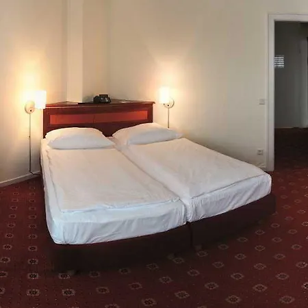 Hotel Leonardo Airport 3*