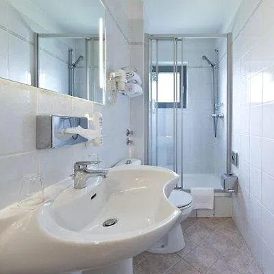 Leonardo Airport Hotel 3*