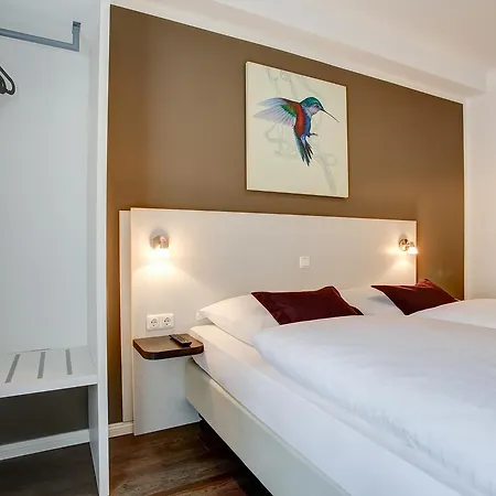 Hotel West 3*