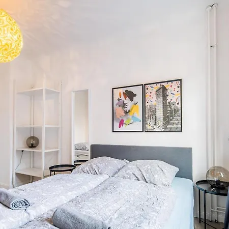 Spacious 2 Bedroom Close To Stadtpark Apartment