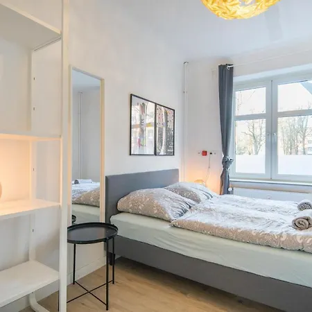Spacious 2 Bedroom Close To Stadtpark Apartment *