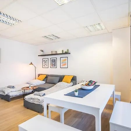 Spacious 2 Bedroom Close To Stadtpark Apartment