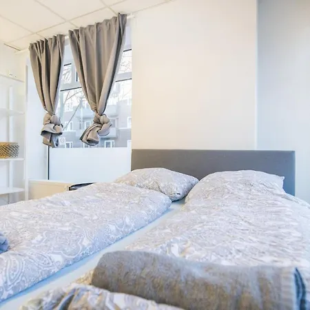 Spacious 2 Bedroom Close To Stadtpark Apartment