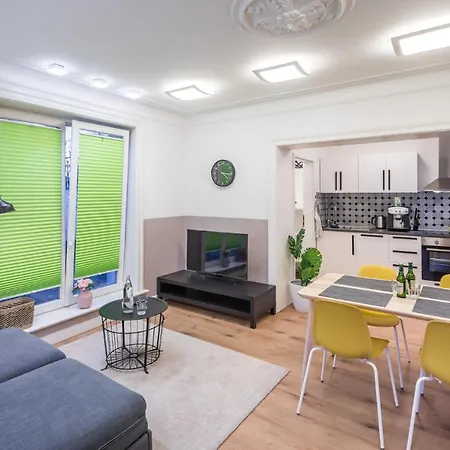 Apartment Generous Family-apartment With Two Seperate Bedrooms Close To The U-bahn