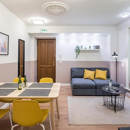Generous Family-apartment With Two Seperate Bedrooms Close To The U-bahn