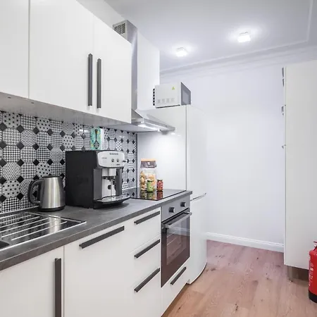Generous Family-apartment With Two Seperate Bedrooms Close To The U-bahn *