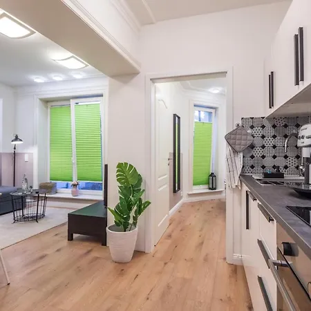 Generous Family-apartment With Two Seperate Bedrooms Close To The U-bahn Apartment