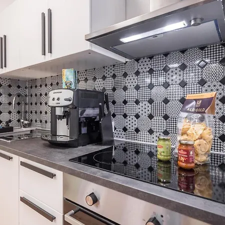 Generous Family-apartment With Two Seperate Bedrooms Close To The U-bahn
