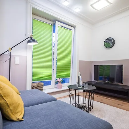 Generous Family-apartment With Two Seperate Bedrooms Close To The U-bahn Apartment *