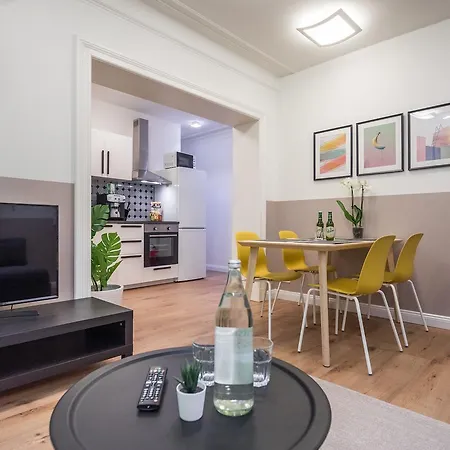 Generous Family-apartment With Two Seperate Bedrooms Close To The U-bahn Apartment