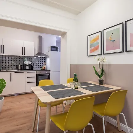 Generous Family-apartment With Two Seperate Bedrooms Close To The U-bahn