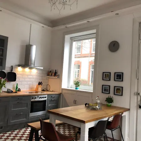 Grosszuegige Altbauwohnung In Bestlage Apartment