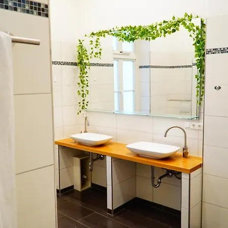Apartment Grosszuegige Altbauwohnung In Bestlage *