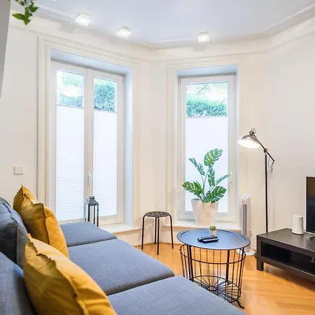 Apartment Generous Family-apartment With Two Seperate Bedrooms Close To The U-bahn Hamburg