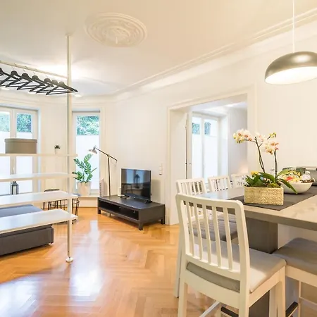 Generous Family-apartment With Two Seperate Bedrooms Close To The U-bahn
