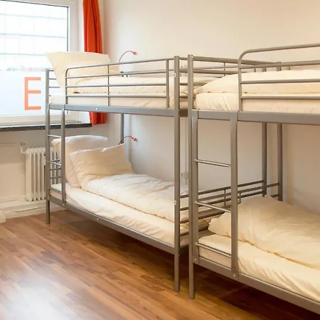 Mac Hostel *