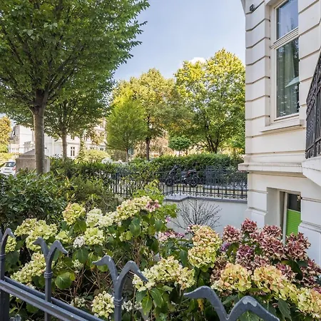 Generous Family-apartment With Two Seperate Bedrooms Close To The U-bahn *