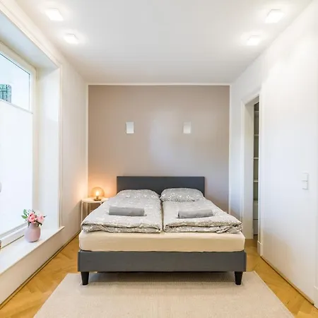 Generous Family-apartment With Two Seperate Bedrooms Close To The U-bahn
