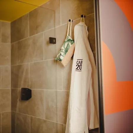 Capsule hotel Cab20