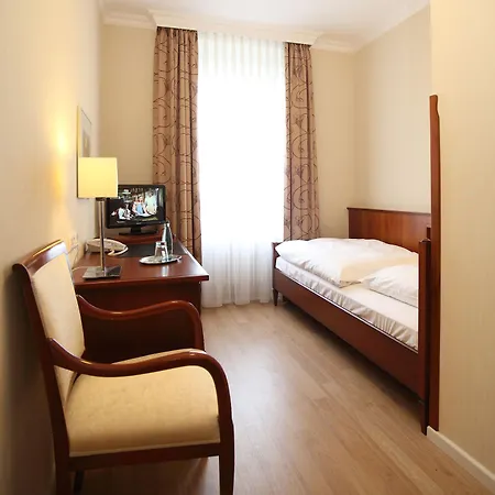 Hotel Alster-hof 3*