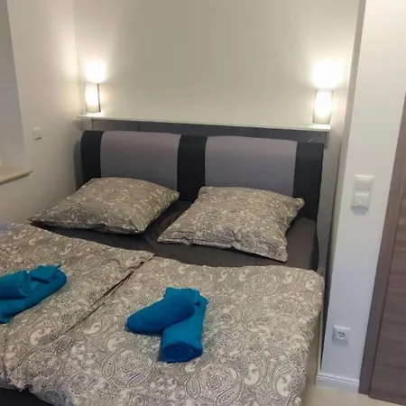 Neubau, Moderne Haushaelfte In Apartment *