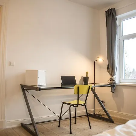 Doppelbett In Heller Apartment Hamburg