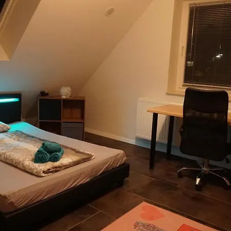 Neubau, Moderne Haushaelfte In Apartment *