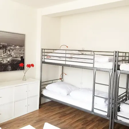 Mac Hostel *