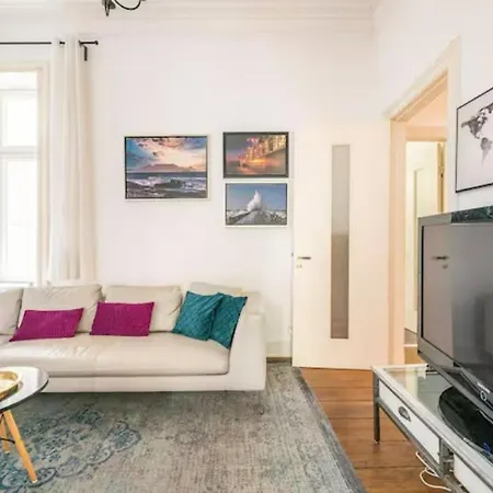 Apartment Grosszuegige Altbauwohnung In Bestlage