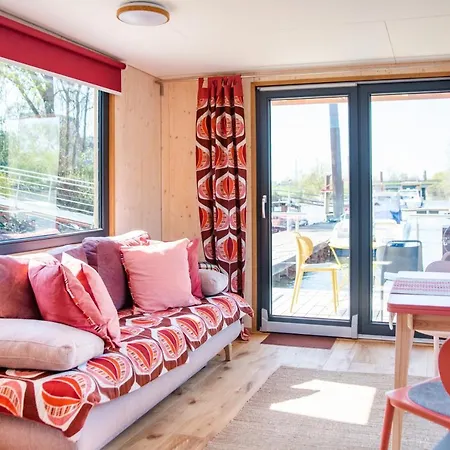 Besonderer Urlaub Auf Hausboot Tystnaden Botel