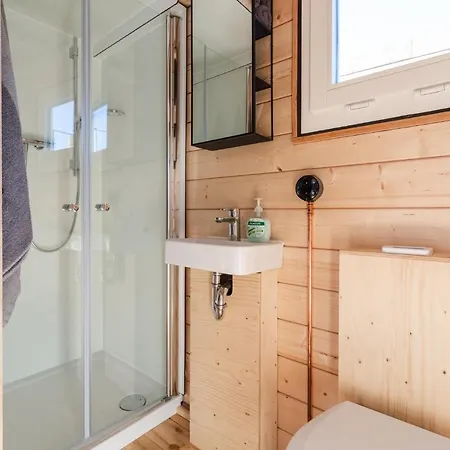 Tolles Tiny-hausboot Guenter Mit Dachterrasse Botel