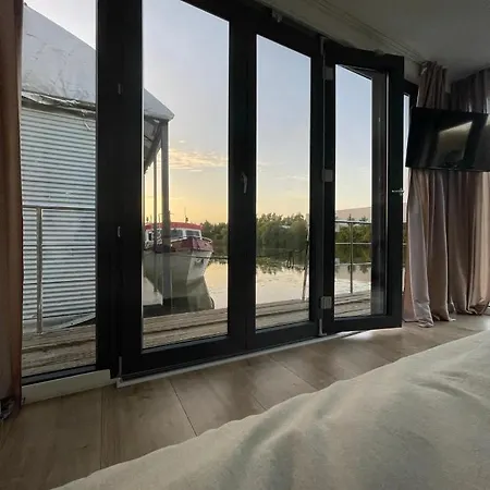 80qm Privates Hausboot In Hamburg-mitte Hamburg