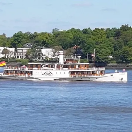 Am Elbufer Hamburg