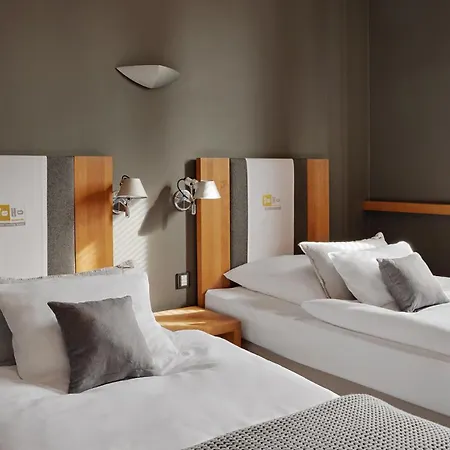 Yoho - The Young 3* Hambourg