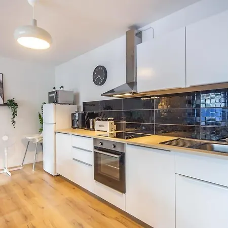 3 Bedroom In Great Location Apartment