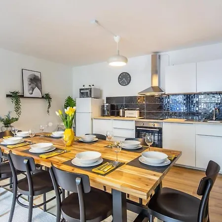 Apartment 3 Bedroom In Great Location