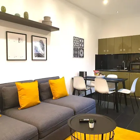 Cosy With Private Parking Apartment *