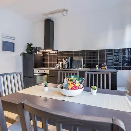 Cosy 2-room In Urban Location Apartment *